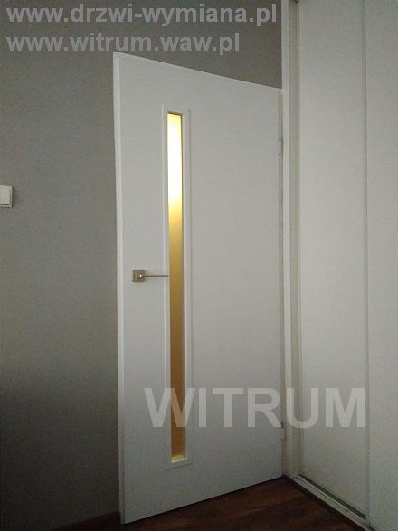 drzwi białe do pokoju szare ściany